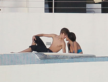 justin-bieber-selena-gomez-kiss-on-yacht - Selena Gomez a recunoscut ca il iubeste pe Justin Bieber