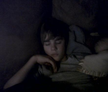 justin-bieber-dormind - Cum arata Justin Bieber cand doarme
