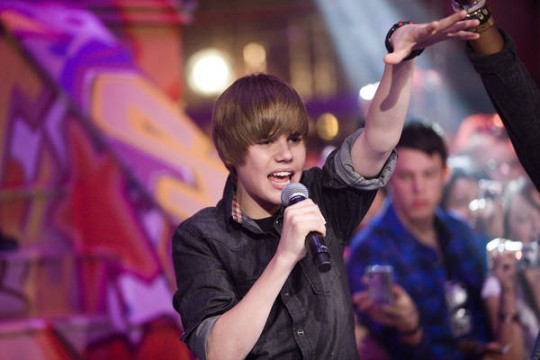 Justin-Bieber-live-540x360 - Justin Bieber a fost atacat cu oua