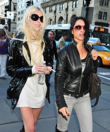 taylor-momsen-smoking-with-mom-8_0-540x645