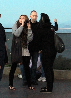 normal_18694_Preppie_Miley_Cyrus_visits_Cristo_Redentor_Statue_in_Rio_De_Janeiro_12_122_203lo