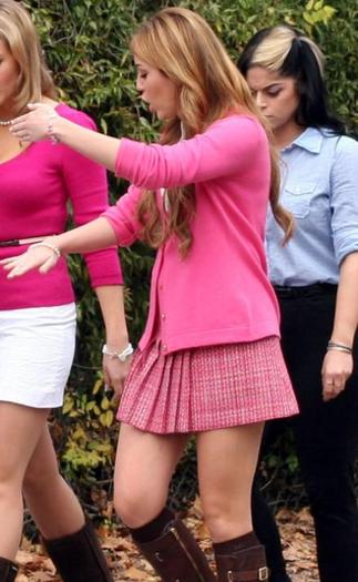 miley-cyrus-scolarita-33_0 - Miley Cyrus e din nou scolarita in roz