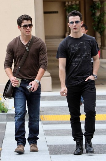 2011-nick-jonas-21965141-924-1400