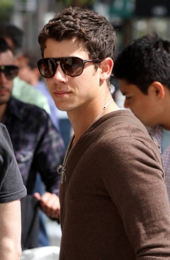 2011-nick-jonas-21965155-917-1400 - DOUAMIIUNSHPE