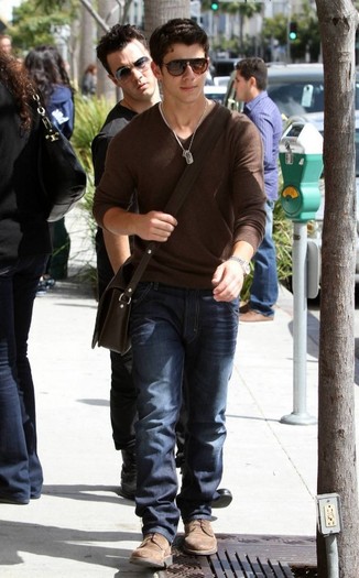 2011-nick-jonas-21965169-871-1400 - DOUAMIIUNSHPE