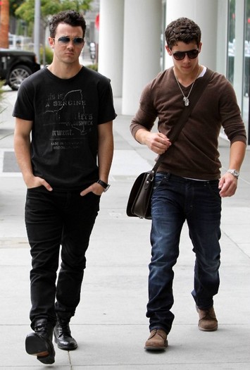 2011-nick-jonas-21965187-949-1400 - DOUAMIIUNSHPE