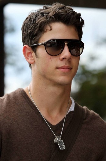 2011-nick-jonas-21965212-925-1400 - DOUAMIIUNSHPE