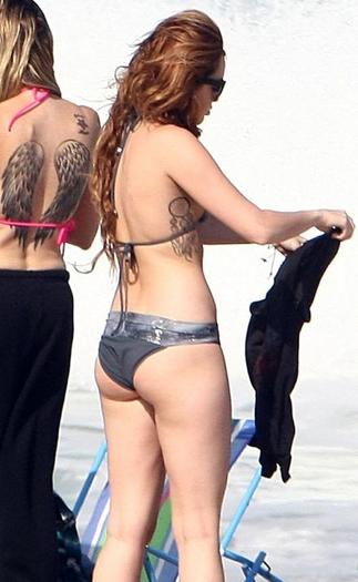 miley-cyrus-bikini-rio (85)