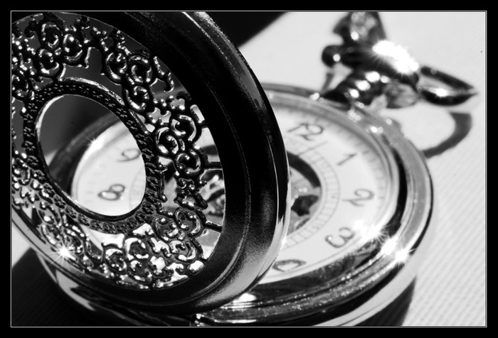 Black_and_white_pocket_watch_by_ClawzSkunk