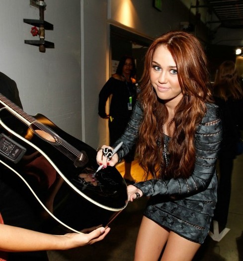 miley-cyrus-2010-grammys-07-520x558