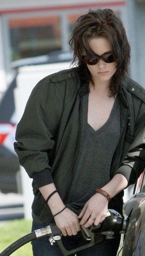 kristen-stewart-benzina - Kristen Stewart isi pune singura benzina