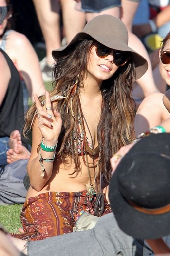 Vanessa-Hudghens-2 - Vanessa Hudgens la festivalul de muzica Coachella