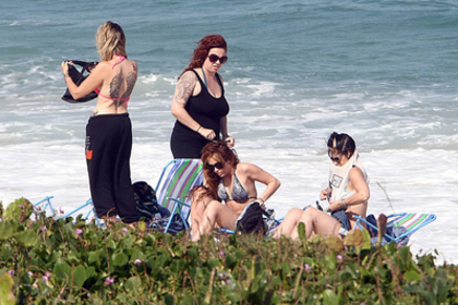 normal_hm0512_281629 - Miley with friends at Barra da Tijuca beach in Rio de Janeiro - May 12 2011