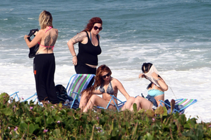 normal_hm0512_281729 - Miley with friends at Barra da Tijuca beach in Rio de Janeiro - May 12 2011