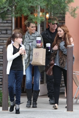 normal_003 - 0-0 MILEY CYRUS AT COFFEE BEAN WITH THE FAMILY IN TOLUCA LAKE