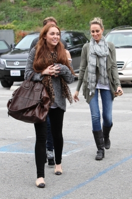 normal_004 - 0-0 MILEY CYRUS AT COFFEE BEAN WITH THE FAMILY IN TOLUCA LAKE