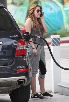 normal_004 - 0-0 MILEY CYRUS PUMPING GAS IN WEST HOLLYWOOD