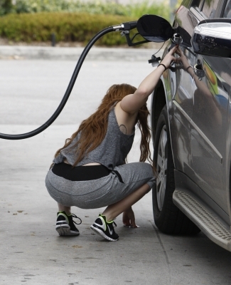normal_013 - 0-0 MILEY CYRUS PUMPING GAS IN WEST HOLLYWOOD