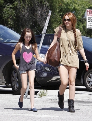 normal_035 - 0-0 MILEY CYRUS OUT WITH HER SISTER NOAH IN TOLUCA LAKE