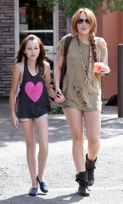 normal_004 - 0-0 MILEY CYRUS OUT WITH HER SISTER NOAH IN TOLUCA LAKE