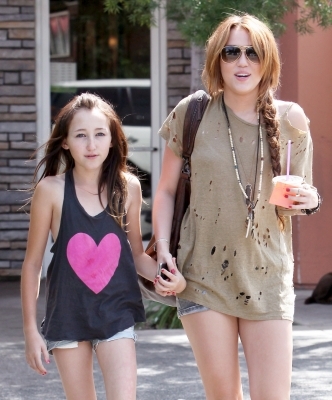 normal_005 - 0-0 MILEY CYRUS OUT WITH HER SISTER NOAH IN TOLUCA LAKE