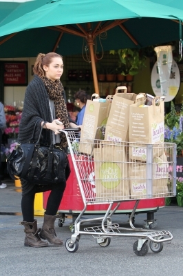 normal_mileycyrus_002 - 0-0 MILEY CYRUS AT WHOLE FOODS IN SHERMAN OAKS