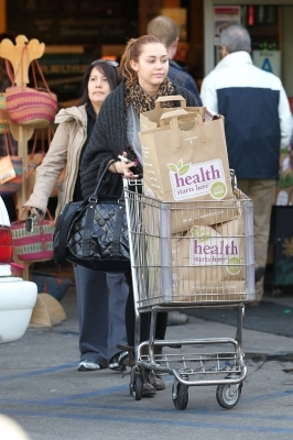 normal_mileycyrus_010 - 0-0 MILEY CYRUS AT WHOLE FOODS IN SHERMAN OAKS