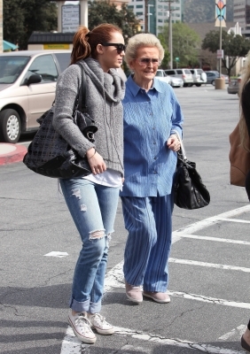 normal_mileycyrus_010 - 0-0 MILEY CYRUS OUT IN TOLUCA LAKE