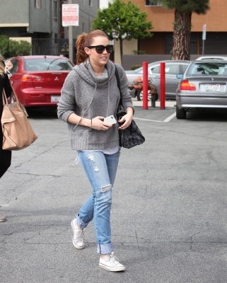 normal_mileycyrus_018 - 0-0 MILEY CYRUS OUT IN TOLUCA LAKE