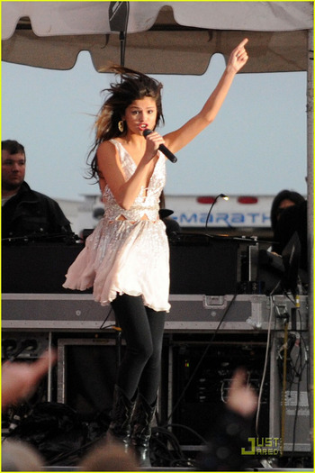 selena-gomez-tour-stop-03 - selena-gomez-dixon-tour-stop