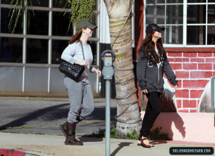 normal_001 - 01-16-11 Selena Gomez Having Lunch at Bronco Burrito