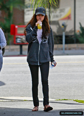 normal_007 - 01-16-11 Selena Gomez Having Lunch at Bronco Burrito