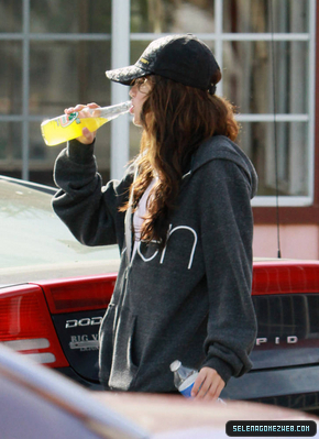 normal_011 - 01-16-11 Selena Gomez Having Lunch at Bronco Burrito