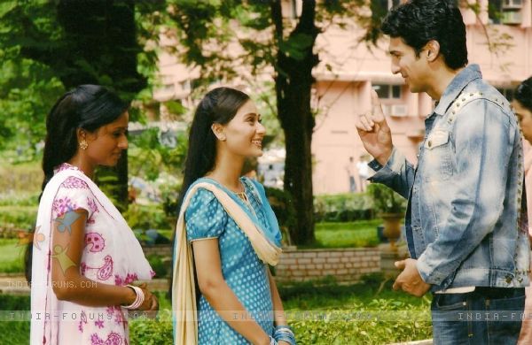 33345-ragini-and-sadhna-talking-to-their-friend