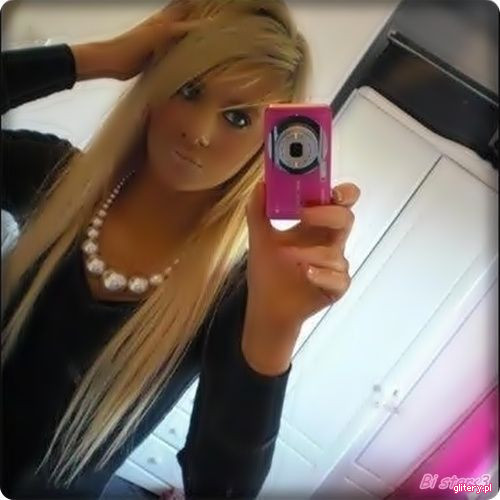 Blondina face poze cu aparatu roz