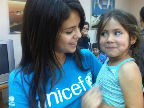 selena-gomez - Selena Gomez in mijlocul copiilor din Chile