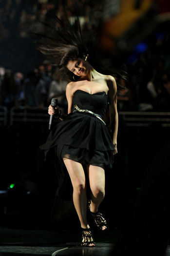 28828334_VYKIFUZEZ - Selena Gomez Jingle Ball Presented