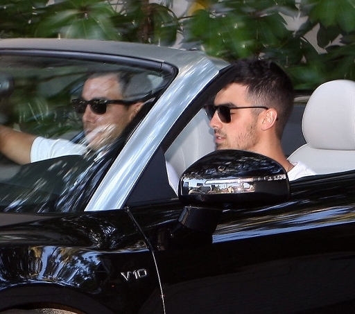 normal_JJO003 - 2011 - Leaving Chateau Marmont in Hollywood