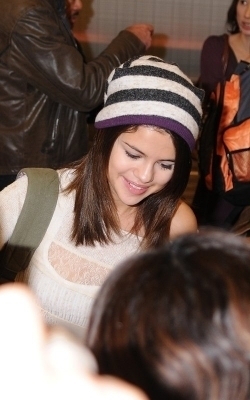 35009124_RPNJXJMGV - Selena Gomez 2011 Arriving At Haneda Airport In Tokyo Japan February 20