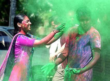 17holi - Holi - Festivalul Culorilor