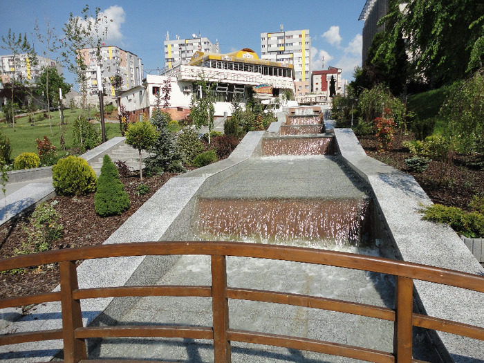 Cascade cu pod peste parau