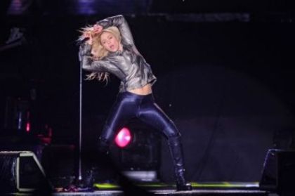 foto-cea-mai-sexy-fana-a-barcelonei-a-facut-show-la-bucuresti-super-imagini-de-la-concertul-shakira_ - Shakira