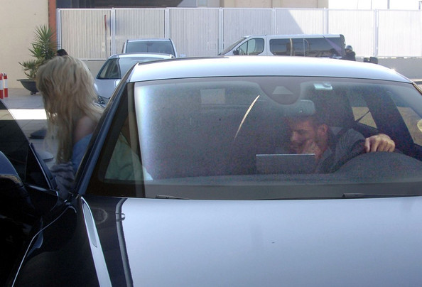Shakira+Gerard+Pique+Picks+up+Shakira+_cYO_2iQMI4l - Shakira