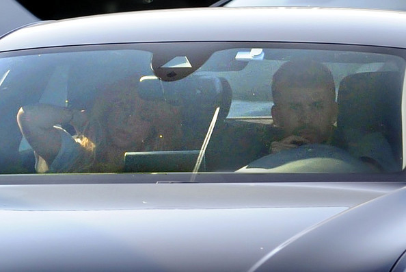 Shakira+Gerard+Pique+Picks+up+Shakira+d-8uka7Q1q_l - Shakira