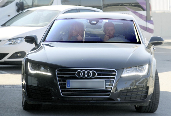 Shakira+Gerard+Pique+Picks+up+Shakira+DhpnqB0KZjzl - Shakira