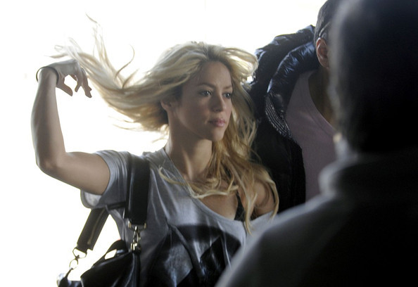 Shakira+Gerard+Pique+Picks+up+Shakira+RHoLLi4h1kLl