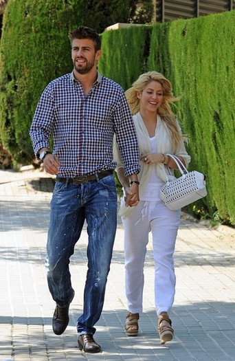 Shakira+Shakira+Gerard+Pique+Get+Lunch+rcEomUFnInMl - Shakira