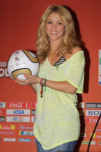 Shakira+Shoulder+Length+Hairstyles+Medium+B2mCT059mBGl