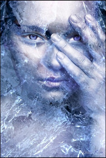 Ice_Queen_by_HypnoticIllusion