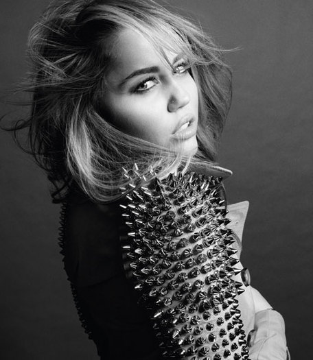 Miley-Cyrus-53 - Miley Cyrus este foarte serioasa in pictorialul Marie Claire